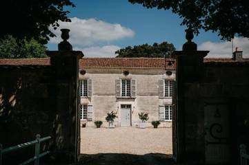 Gîte pour 6 personnes, avec piscine ainsi que jardin et vue à Bourg-Charente