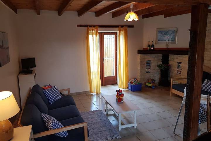Gîte pour 5 personnes, avec jardin ainsi que terrasse et piscine à Saint-Pierre-de-Juillers - 3