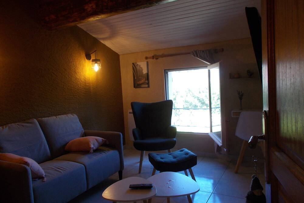 Gite with swimming pool and patio. in Jonquerettes, Vaucluse