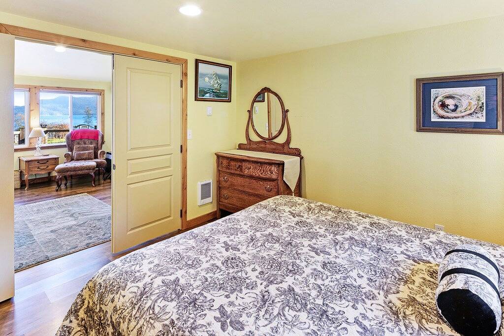 Cottage am Strand in Buoy Bay mit Zugang zum Strand und Bootsanlegestelle in Orcas Island