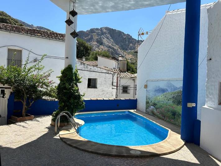 Apartamento para 12 personas, con jardín además de vistas y piscina, Se admiten mascotas en Benaocaz