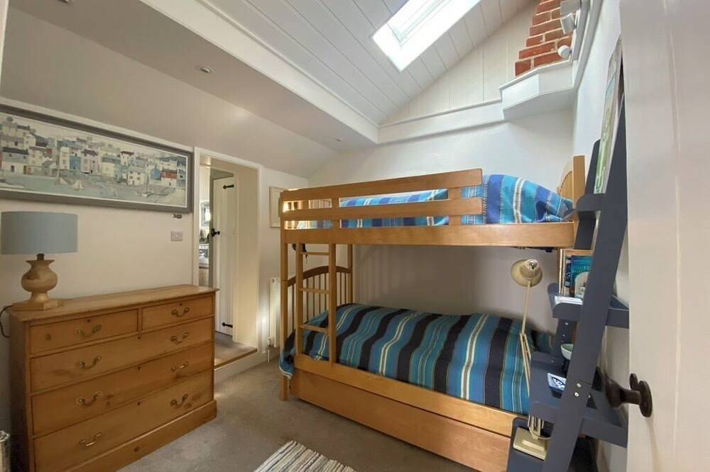 Coastguard Cottage, quiet rural Snowhill Creek in West Witt, short walk to beach in West Wittering Beach, West Wittering