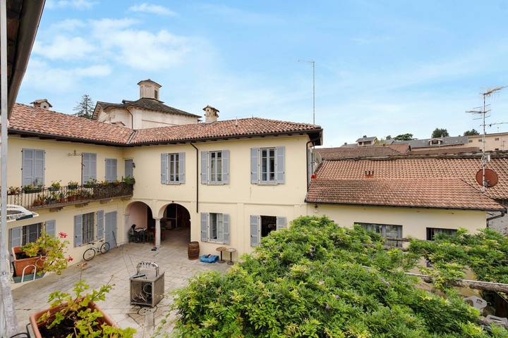 Guest House "Quadrifoglio" in Lago d'Orta with Balcony, Shared Garden & Wi-Fi in Ameno, Kommunen Ameno