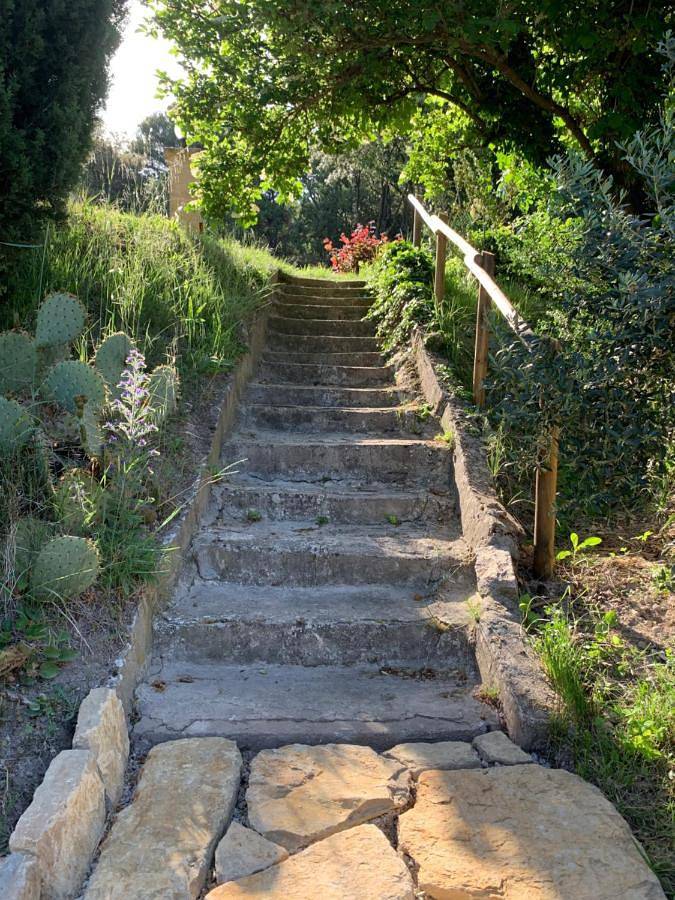 Location de vacances pour 4 personnes, avec piscine ainsi que vue et jardin à Vaugines - 2