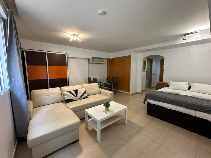 Entire studio, Studio Apartment 'Acogedor En La Playa' with Shared Pool, Wi-Fi and Air Conditioning in Las Chapas, Marbella