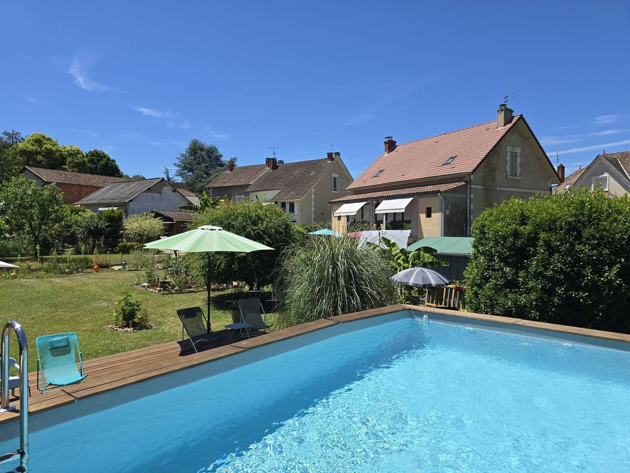 Chambres d'hôtes : Ecole Buissonnière - Chambre Paon in Le Buisson-de-Cadouin, Périgord Pourpre