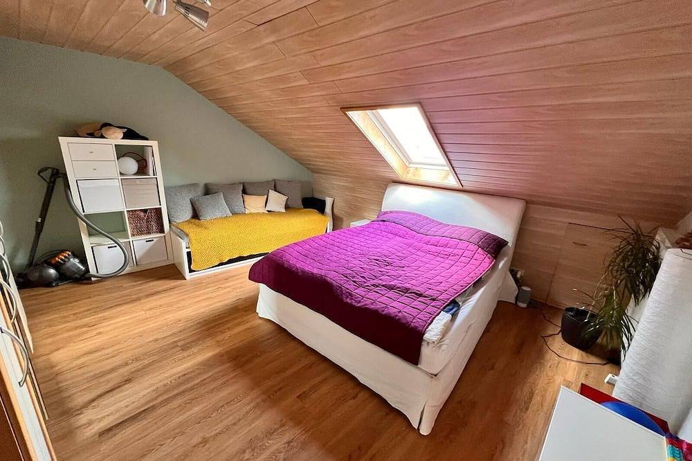 Ganze Wohnung, Wunderschöne Ferienwohnung mit Dachterasse und Bergblick in Furth im Wald, Ostbayern