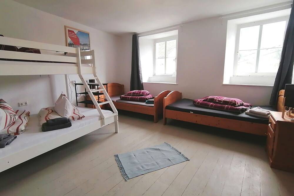 Großes Ferienhaus mit 10 Schlafzimmer und bietet Platz für bis zu 22 Gäste in Neuerburg, Eifelkreis Bitburg-Prüm