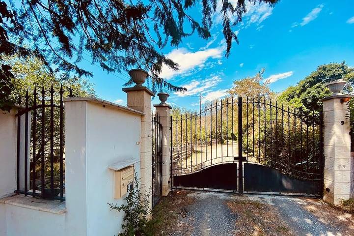 Gîte pour 11 personnes, avec Balcon ainsi que Jacuzzi et Jardin