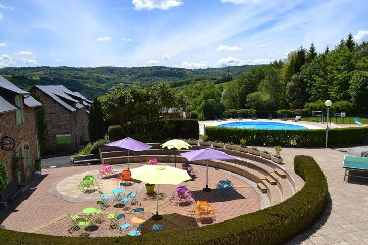 Parc de vacances pour 2 personnes, avec bassin pour enfant ainsi que jardin et piscine, animaux acceptés à Bassignac - 4