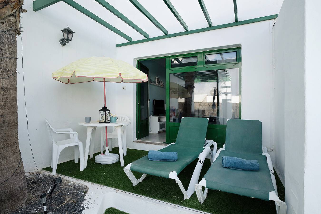 Entire apartment, "Apt 2 Las Palmeras Iii Lanzarote" with Sea and Mountain Views, Shared Pool, Private Terrace & Wi-Fi in Puerto del Carmen, Tías