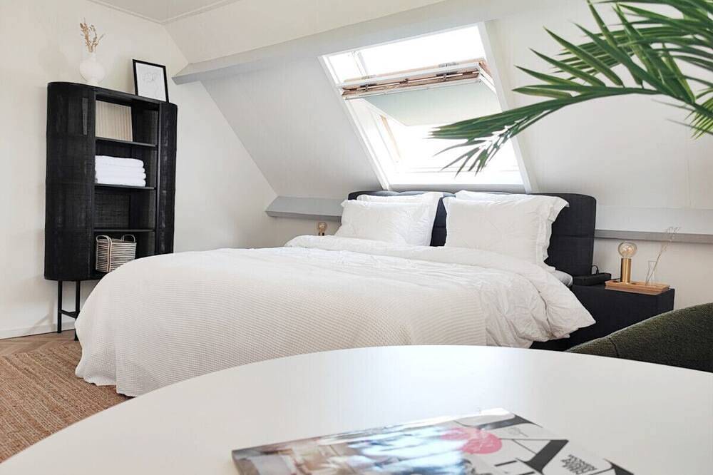 Guesthouse at the Amstel river. 2 Private rooms + bathrooms. Close to Amsterdam. in Groene Hart