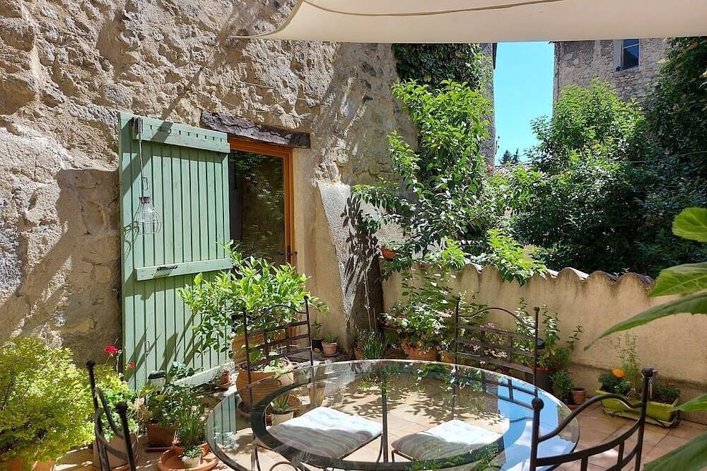 Refreshingly cool in summer, 18th century gite, centre Forcalquier in Forcalquier, Regionaler Naturpark Luberon
