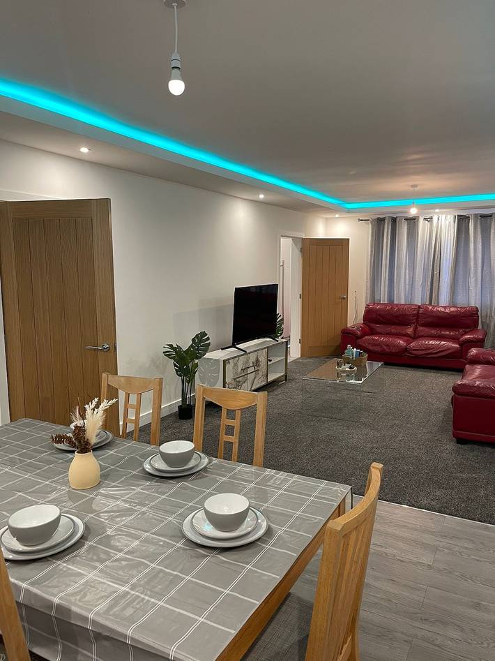 Citrine Suite - Sleeps 8 with Parking in Stoke-on-Trent, Midlands
