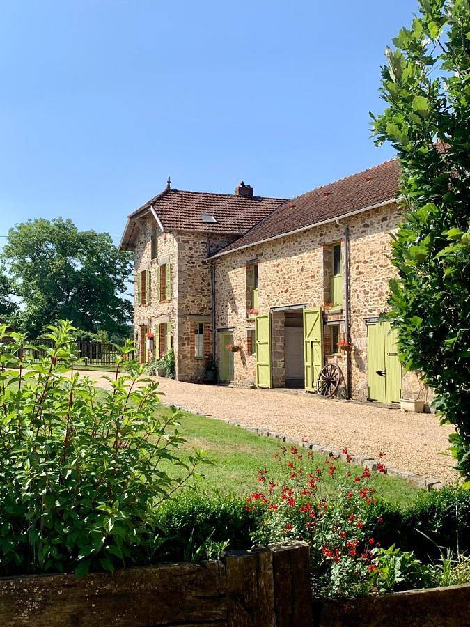 Location de vacances pour 4 personnes, avec Terrasse ainsi que Piscine et Vue à La Roche-l'Abeille