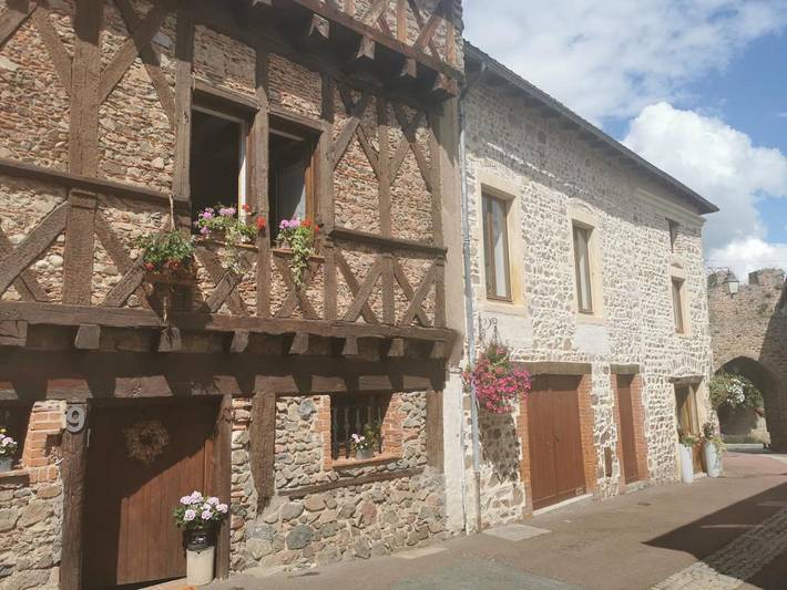 Gîte pour 8 personnes, avec jardin et piscine à Villerest