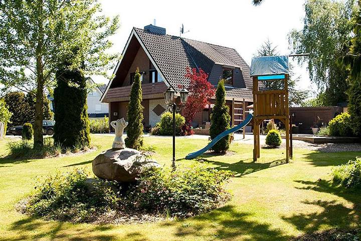 Ferienhaus für 8 Personen, mit Balkon und Terrasse sowie Garten und Sauna in Lensahn