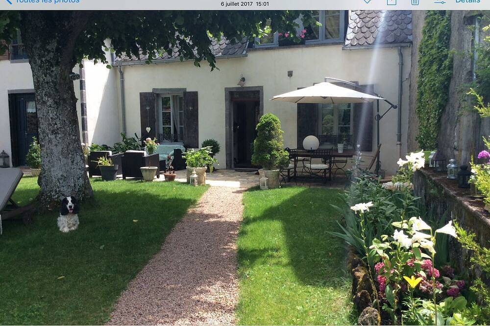 Guest Rooms in the Volcanoes Park of Auvergne in Murol, Volcans d'Auvergne Regional Nature Park
