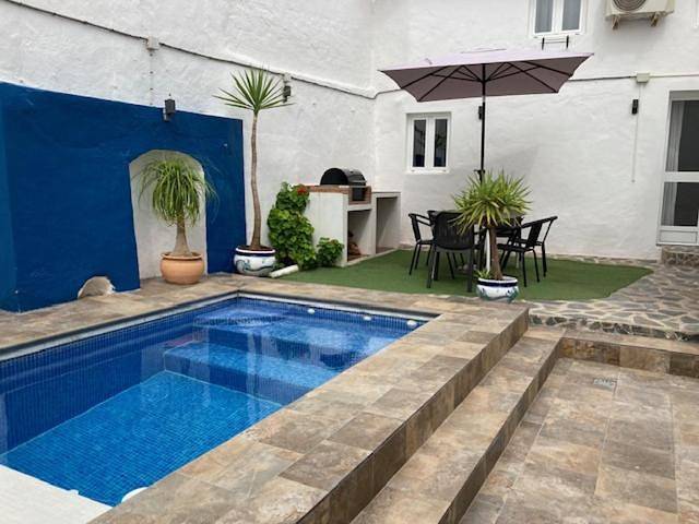 Location de vacances pour 6 personnes, avec Balcon et Terrasse ainsi que Jardin et Piscine à Villanueva de San Juan