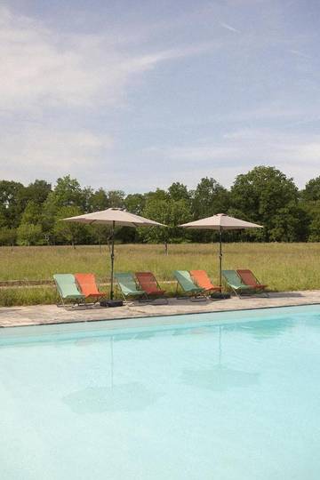 Cottage pour 15 personnes, avec jardin et vue ainsi que terrasse et piscine, animaux acceptés à Poigny-la-Forêt