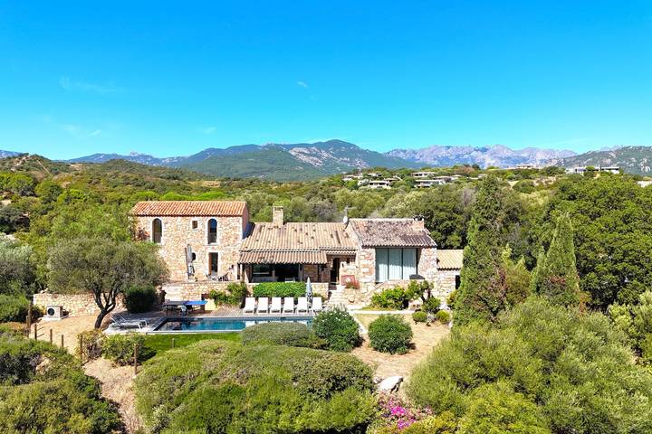 Location de vacances pour 8 personnes, avec terrasse ainsi que jardin et piscine dans Pinarellu - 4