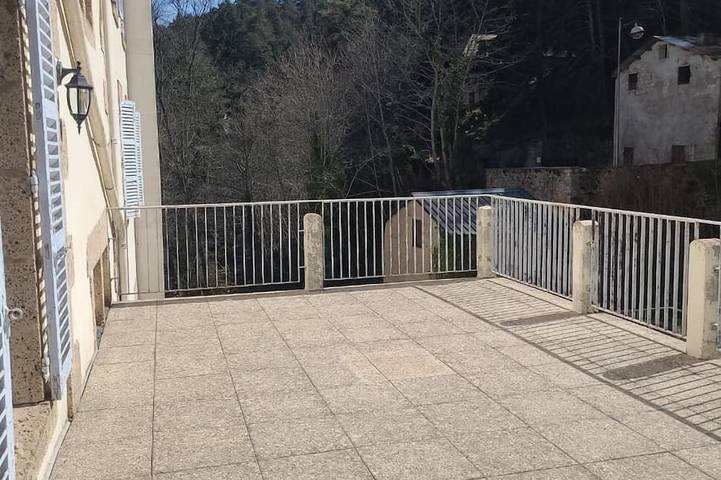 Appartement entier, St Nectaire: Appartement Balneo avec grande terrasse Standing in Saint-Nectaire, Parc naturel régional des Volcans d'Auvergne