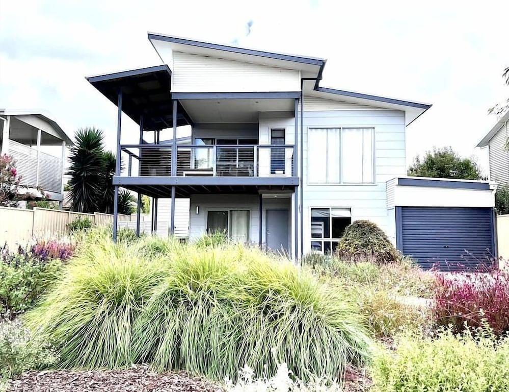 Jo's Sanctuary- 4 Bdrms, Sleeps 10, Beach & scrub in Aldinga Beach, City of Onkaparinga
