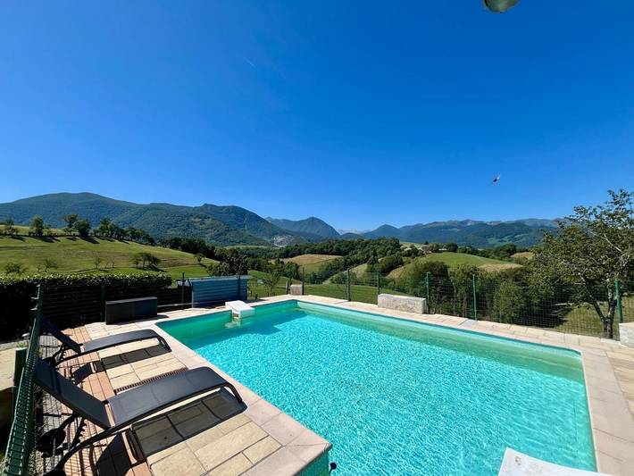 Location de vacances pour 8 personnes, avec Terrasse et Jardin ainsi que Piscine et Vue à Lestelle-Bétharram