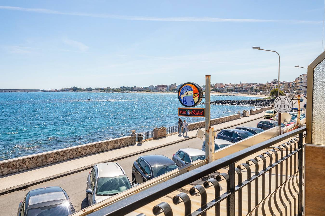 Appartement entier, Appartement de vacances « Il Fronte Mare Di Naxos Luxury Home » avec vue mer, balcon et Wi-Fi in Giardini-Naxos, Province de Messina