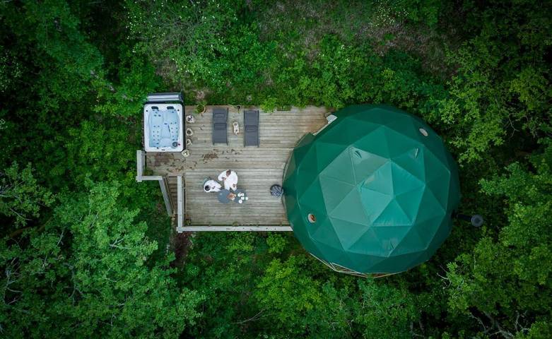 Gîte pour 2 personnes, avec Jacuzzi et Terrasse ainsi que Jardin et Vue à La Dornac
