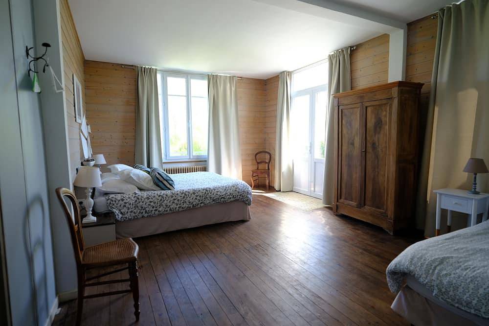 Large bright house in the shape of a boat in Port-en-Bessin-Huppain, Bayeux region