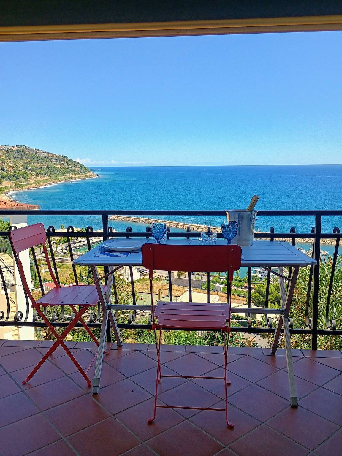 Ganze Ferienwohnung, Ferienwohnung für 3 Personen mit Balkon in San Lorenzo al Mare, Riviera di Ponente
