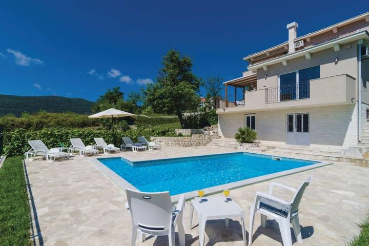 Villa für 10 Personen, mit Terrasse und Meerblick sowie Pool in Montenegro