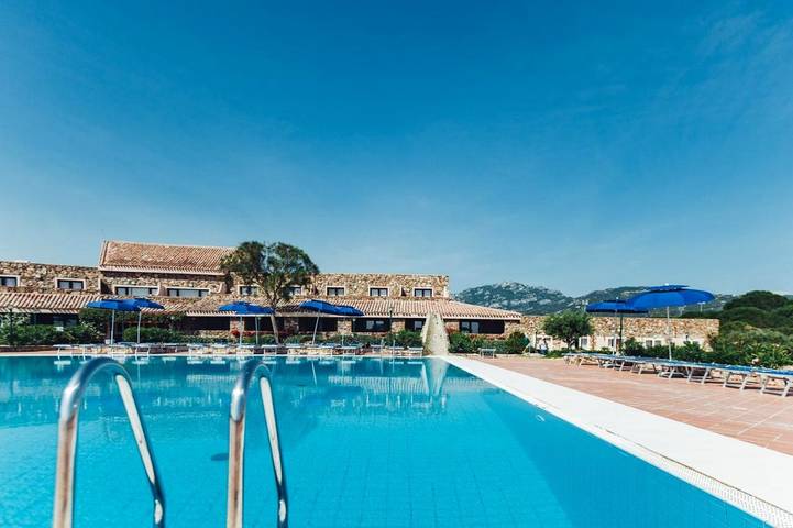 Appart’hôtel pour 4 personnes, avec bassin pour enfant et jardin ainsi que vue et piscine