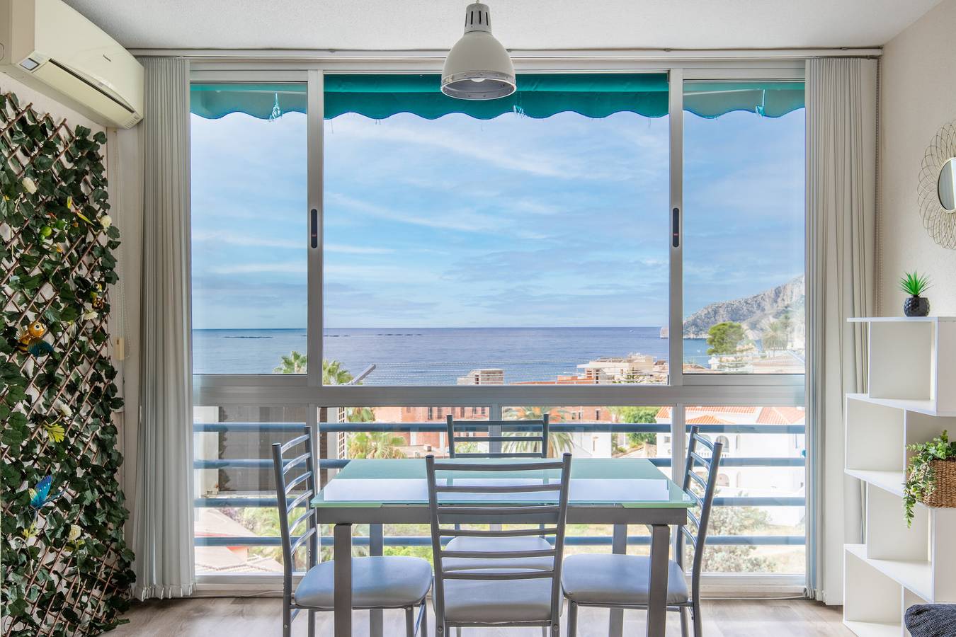 Hel lägenhet, Holiday Apartment 'Vistas Al Mar - Junto A La Playa' with Sea View, Shared Pool & Wi-Fi in Calpe Old Town, Calpe