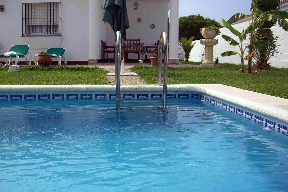 Beautiful two bedrooms holiday villa fully self contained with private swimming in Sancti Petri, Chiclana de la Frontera