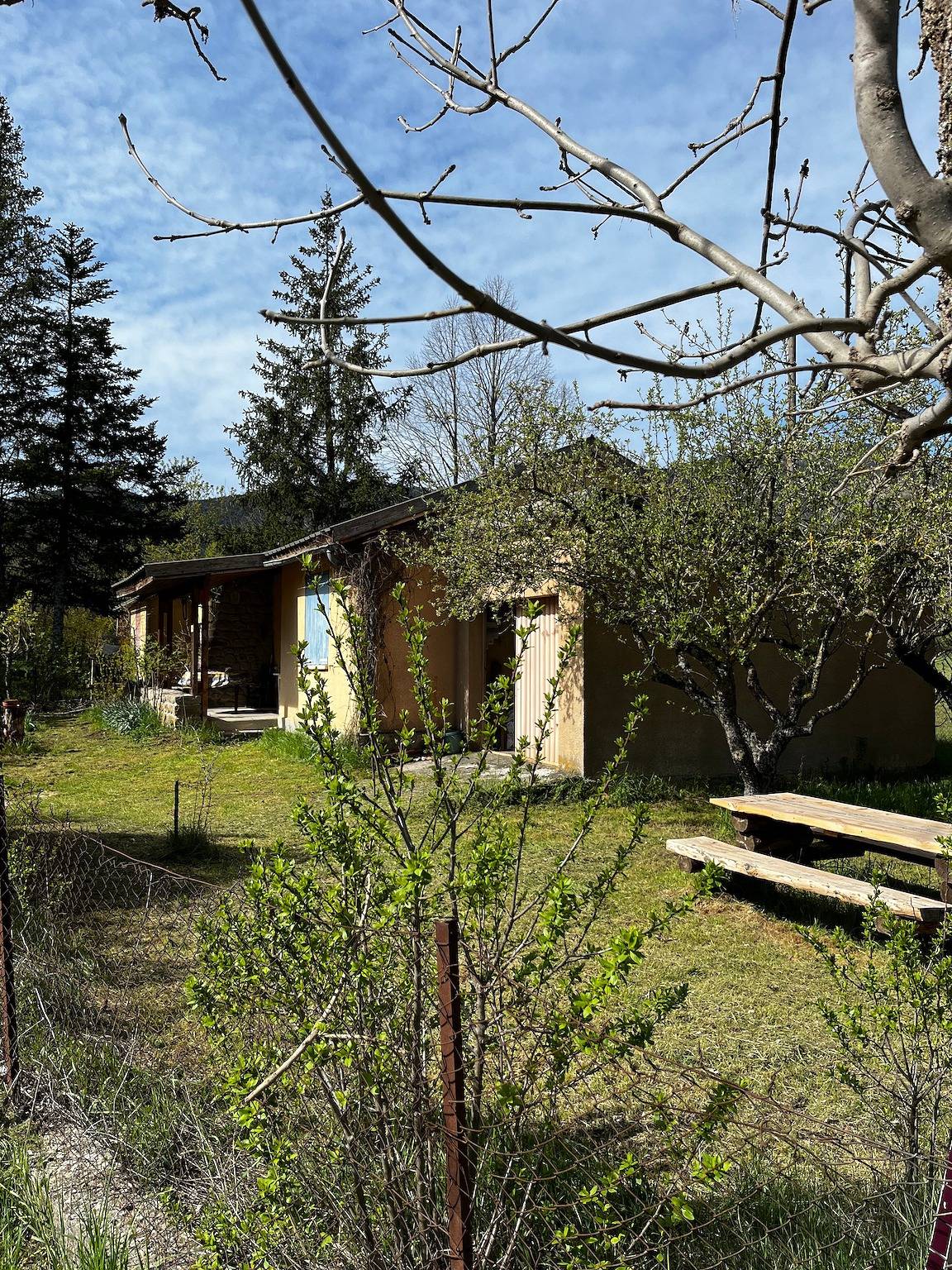 Ferienhaus 'Petit Chalet' mit Bergblick, privater Terrasse und eigenem Garten in Thorame-Basse, Castellane und Umgebung