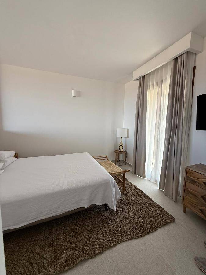 Location de vacances pour 2 personnes, avec piscine ainsi que vue et jardin dans Perdika - 2