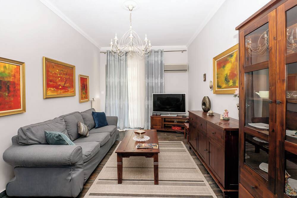 Ganze Wohnung, Charming & Authentic Gem - Walk to Port & Shops! Spacious with two balconies. in Patras, Golf von Patras
