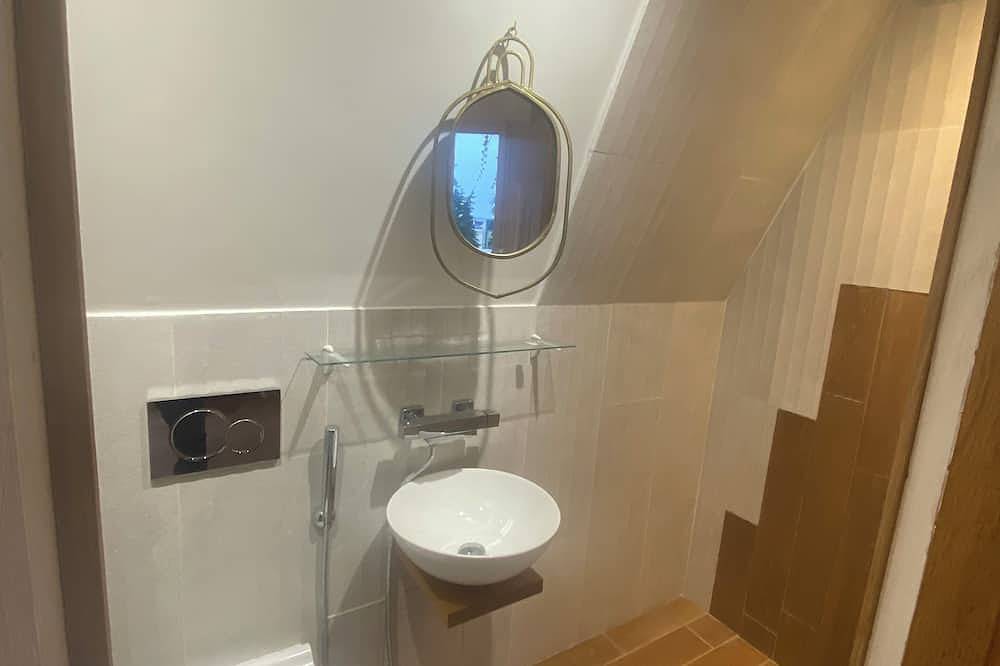 Charming house in town center, close to lake, train station and casino. in Enghien-les-Bains, Valle del Oise
