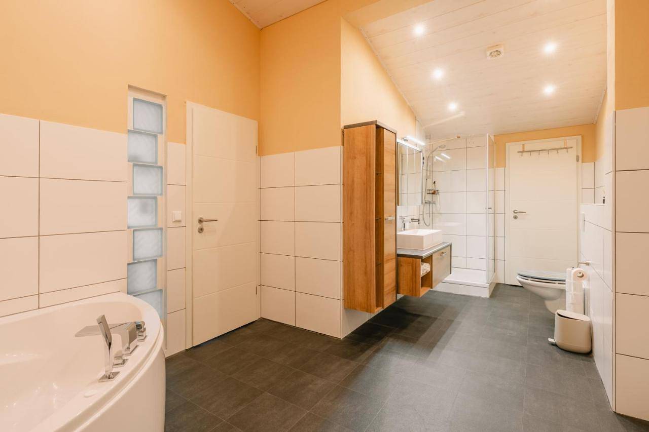 Ganze Wohnung, Exklusive große Ferienwohnung für 7 Personen, Parkplatz, Balkon, 3 Schlafzimmer in Frankenalb