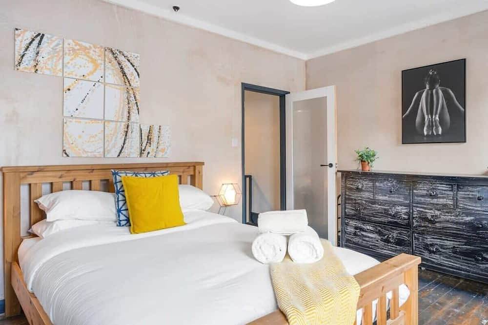 Stylish House w/ Free Parking, Nr Exeter Centre in Exeter, Devon