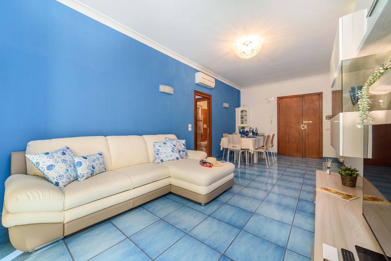 Appartamento intero, Amore Rentals - Appartamento Sally con Terrazza e Vista Mare Parziale in Sorrento, Sorrento Coast
