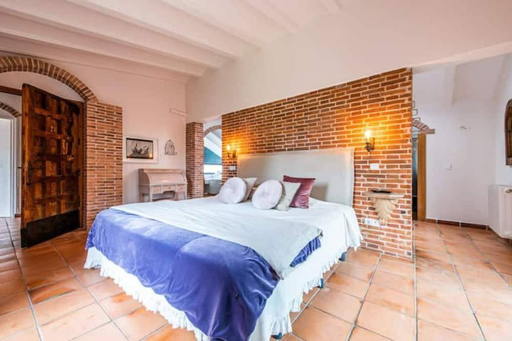 Casa Familiar con Piscina, Jacuzzi y Bbq! Ideal Grupos! in Las Rozas de Madrid, Madrid Province