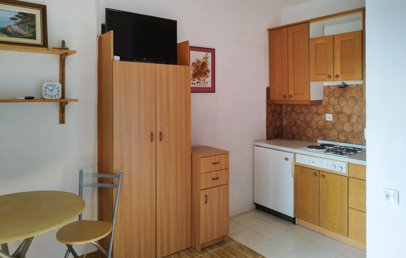 Ganze Ferienwohnung, Gemütliche Ferienwohnung mit Terrasse, 100 m vom Strand „Plaža Perilo“ entfernt in Povljana, Pag
