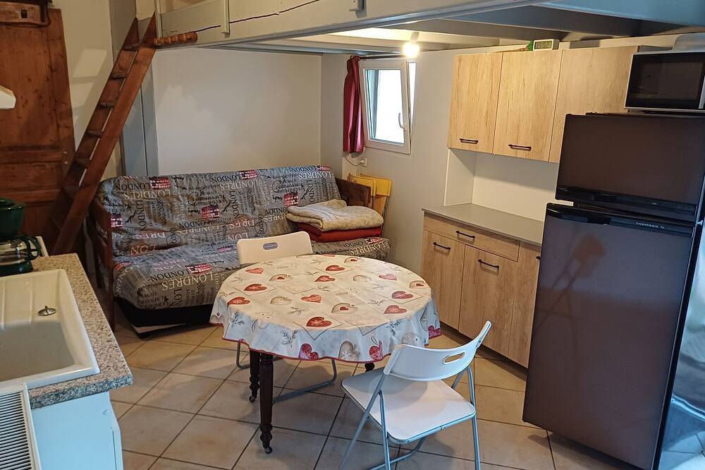 Appartement entier, Gîte  type studio avec pièce de vie et mini  cuisine ,salle d'eau avec Wc. in Pionsat, Puy-de-Dôme