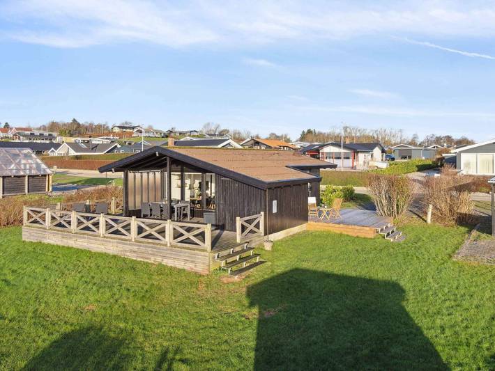 Ferieudlejning for 4 personer, med terrasse i Følle Strand