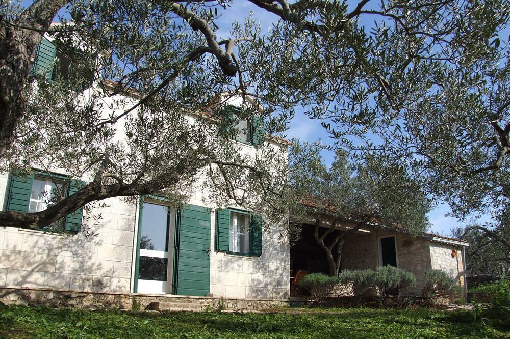 Ferienhaus Katia / Panoramablick / Großer Garten in Pucisca, Brac