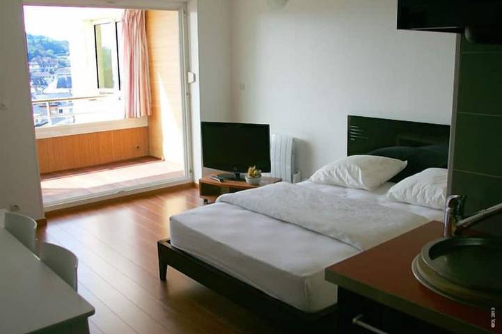 Appartement entier, Studio tout équipé avec balcon, vue sur la mer, le port de plaisance et la ville in Saint-Valery-en-Caux, Région de Dieppe