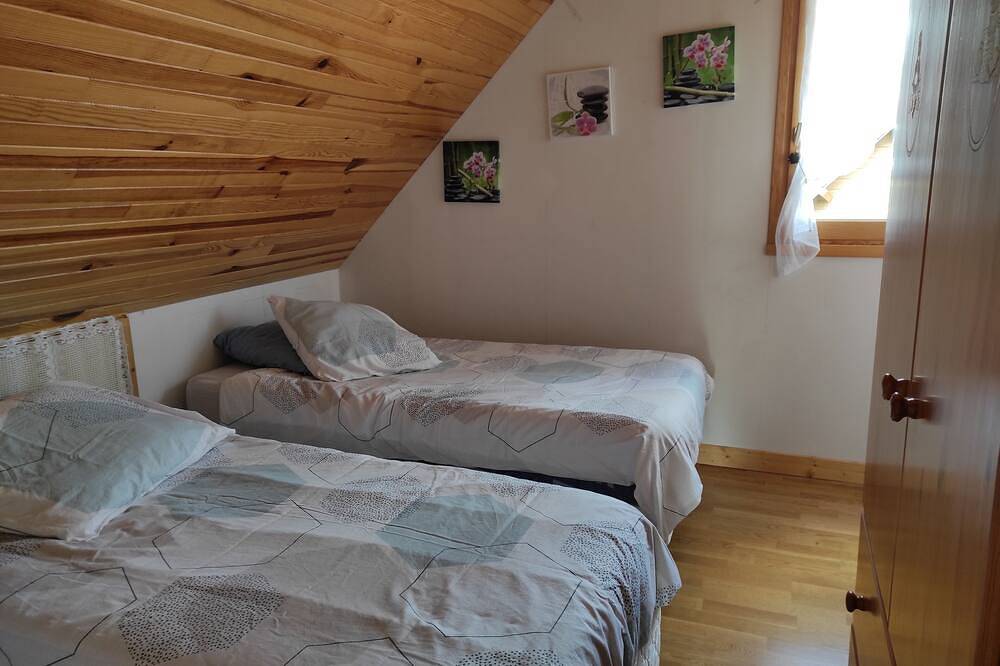 Chalet en Pleine Nature Pouvant Accueillir 12 Personnes, Randonnées, Pêche, ski in Saint-Genès-Champespe, Regionaler Naturpark Volcans d'Auvergne